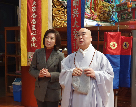 나경원 국민의힘 전 의원이 13일 대한불교 천태종 총본산인 충북 단양 구인사를 방문, 총무원장인 무원 스님(오른쪽)의 안내를 받으며 경내를 돌아보고 있다.<연합뉴스>